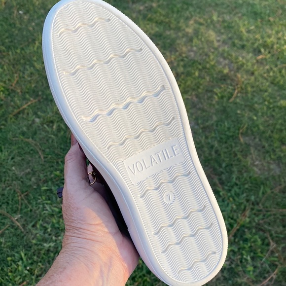 Volatile Women's NWT Burgundy Velvet Slip On Loafers - Size 7 - Picture 13 of 16